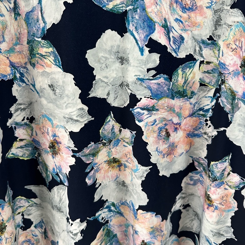 Karen Kane 1x size blouse blue with flowers beautiful pre-owned - Picture 7 of 10